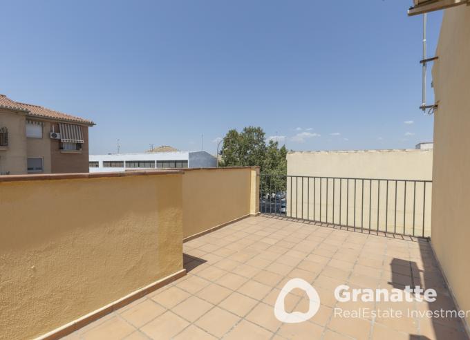 Chalet pareado con patio y terraza.