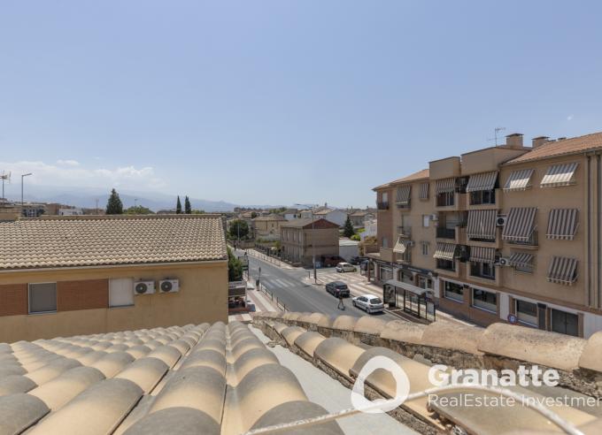 Chalet pareado con patio y terraza y garaje 3 vehículos.