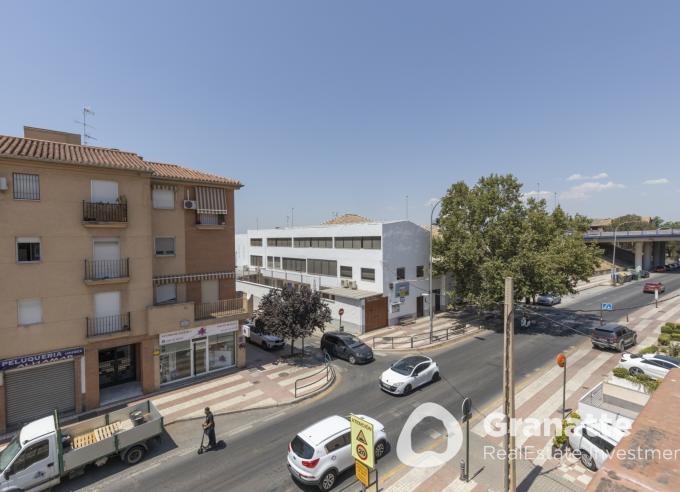 Chalet pareado con patio y terraza.