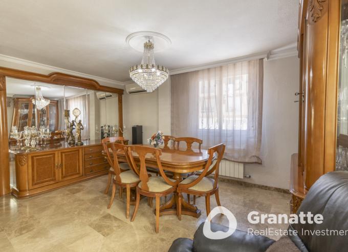 Chalet pareado con patio y terraza.