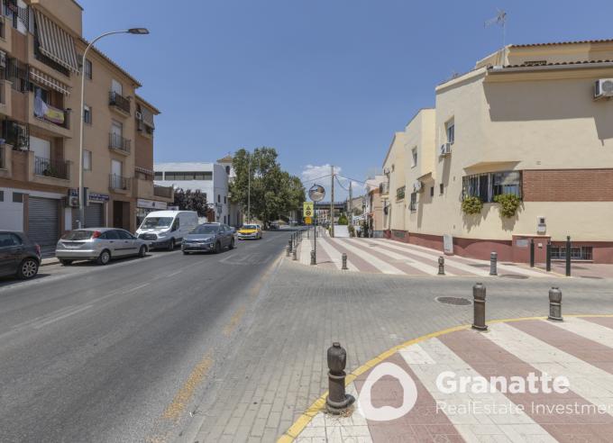 Chalet pareado con patio y terraza.