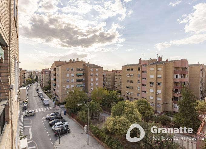 Piso en planta alta con amplio balcón en Camino Bajo de Huétor