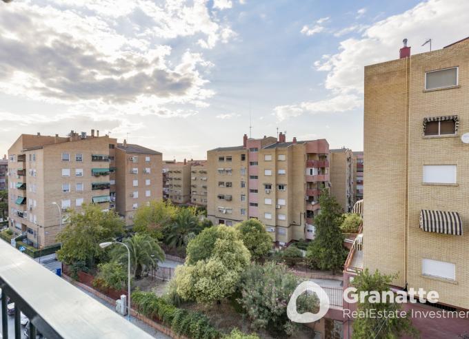 Piso en planta alta con amplio balcón en Camino Bajo de Huétor