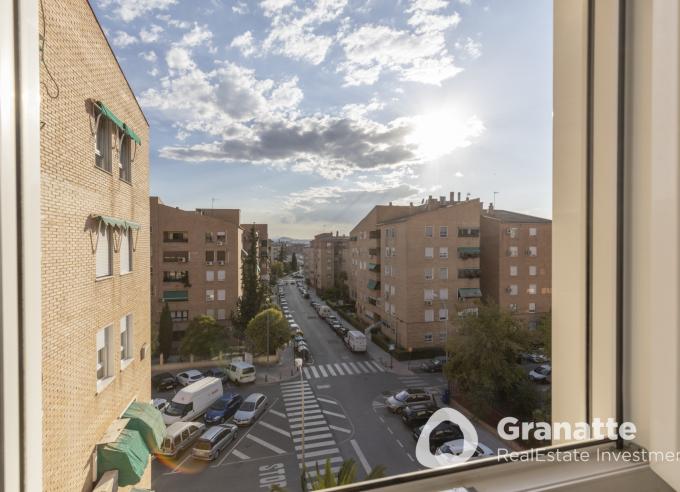 Piso en planta alta con amplio balcón en Camino Bajo de Huétor