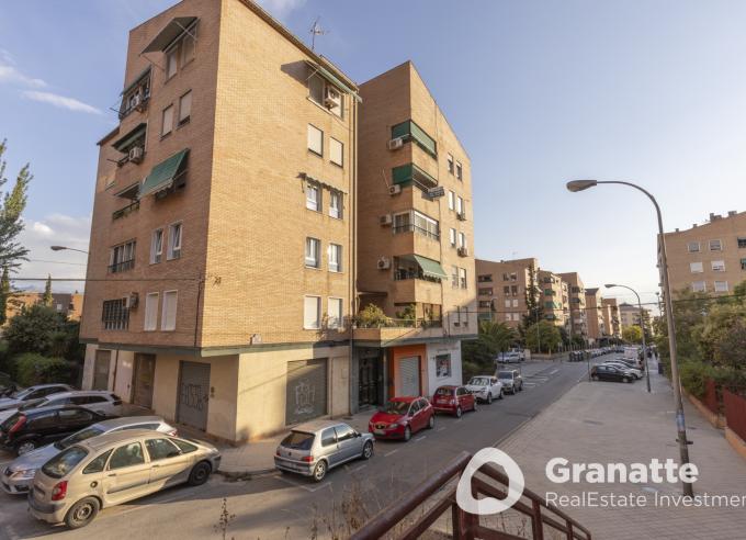 Piso en planta alta con amplio balcón en Camino Bajo de Huétor