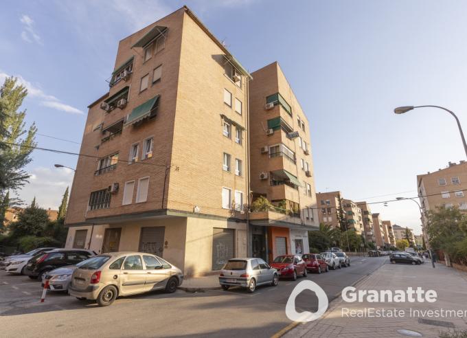 Piso en planta alta con amplio balcón en Camino Bajo de Huétor