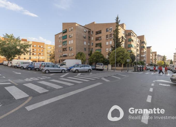 Piso en planta alta con amplio balcón en Camino Bajo de Huétor