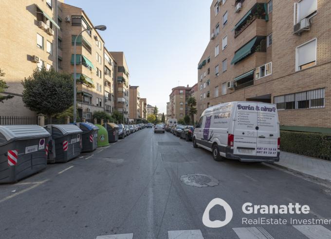 Piso en planta alta con amplio balcón en Camino Bajo de Huétor