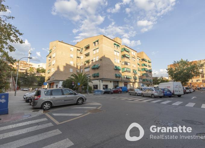 Piso en planta alta con amplio balcón en Camino Bajo de Huétor